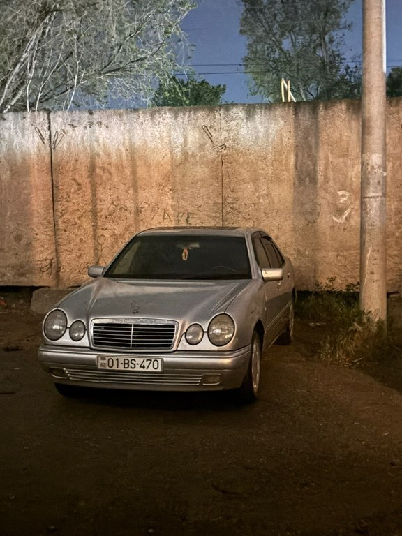 1996 Mercedes E 230, 2.3L, 250000km - Image 2