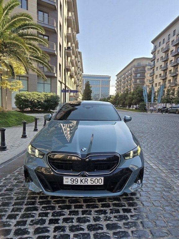 2025 BMW 530, 2.0L, 11000km - Image 1
