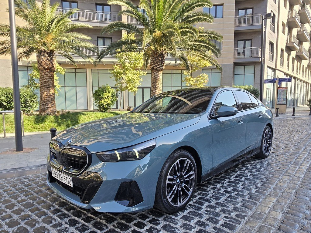 2025 BMW 530, 2.0L, 11000km - Image 2