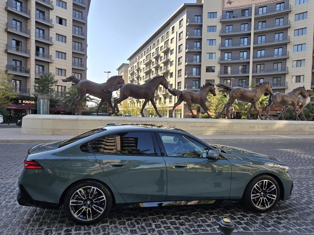 2025 BMW 530, 2.0L, 11000km - Image 11
