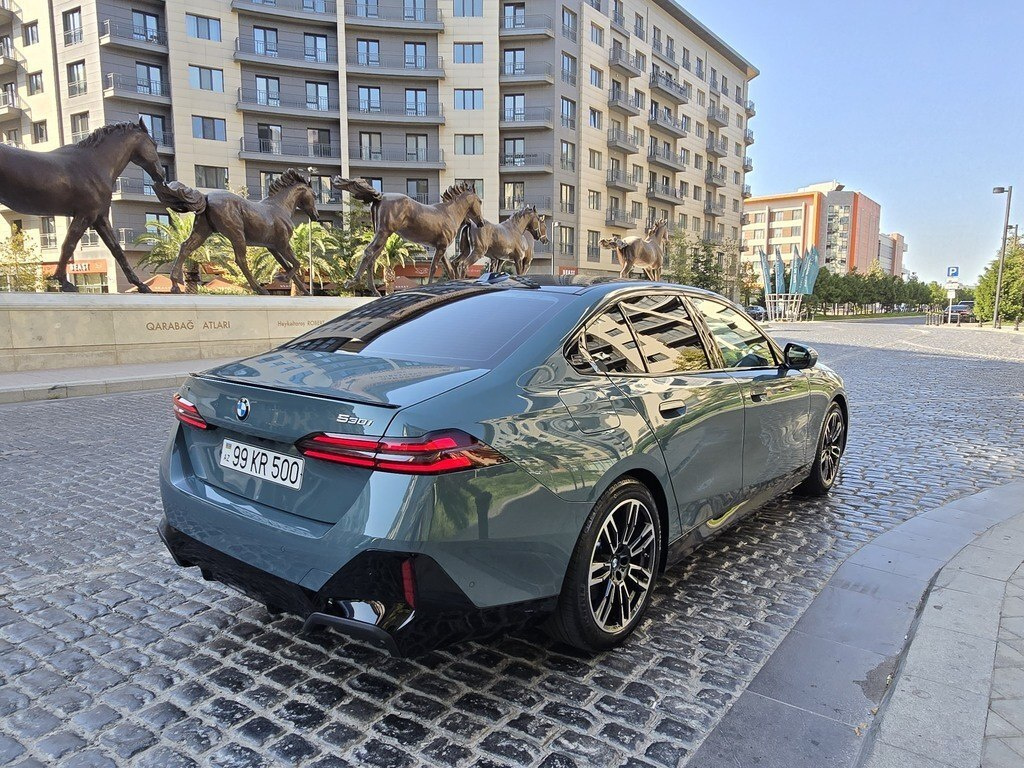 2025 BMW 530, 2.0L, 11000km - Image 13