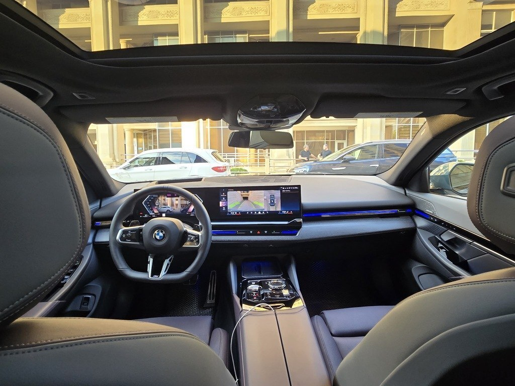 2025 BMW 530, 2.0L, 11000km - Image 4