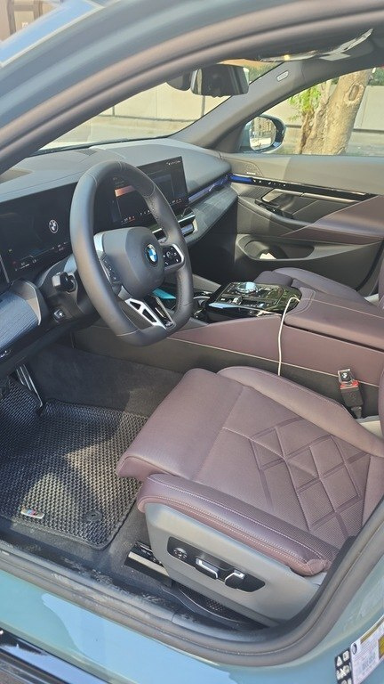 2025 BMW 530, 2.0L, 11000km - Image 5