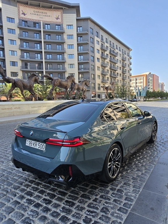 2025 BMW 530, 2.0L, 11000km - Image 8
