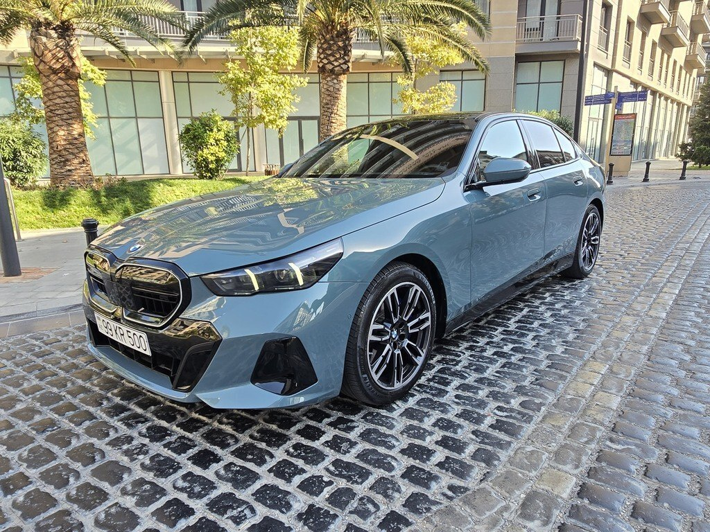 2025 BMW 530, 2.0L, 11000km - Image 9