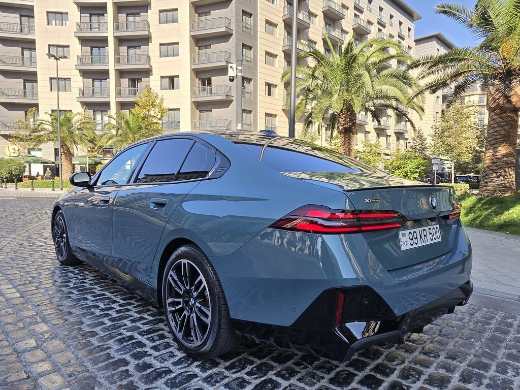 2025 BMW 530, 2.0L, 11000km - Image 10