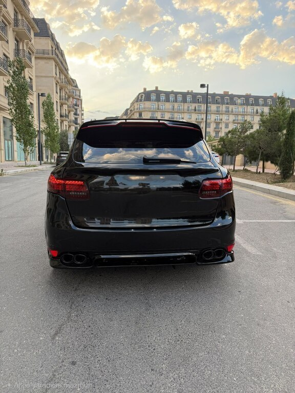 2012 Porsche Cayenne Turbo, 4.8L, 102000km - Image 2