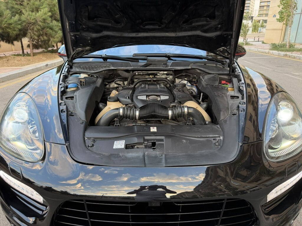 2012 Porsche Cayenne Turbo, 4.8L, 102000km - Image 9