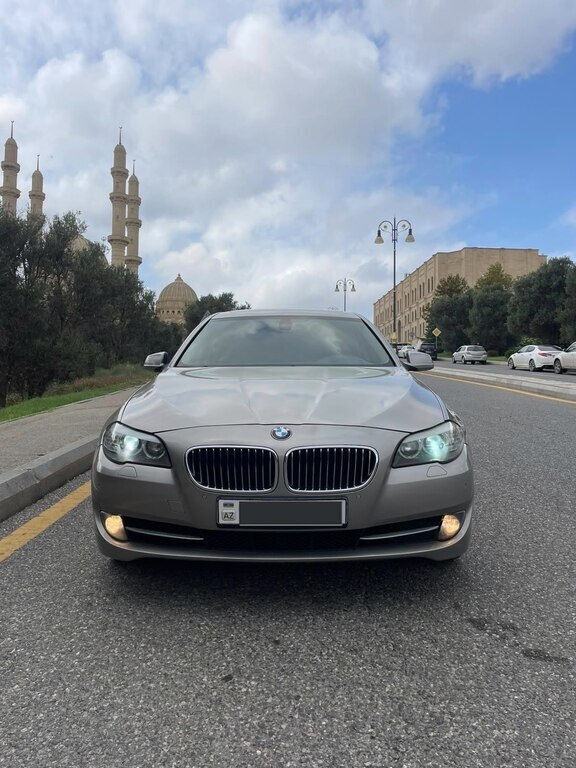 2011 BMW 528, 2.0L, 249000km - Image 2