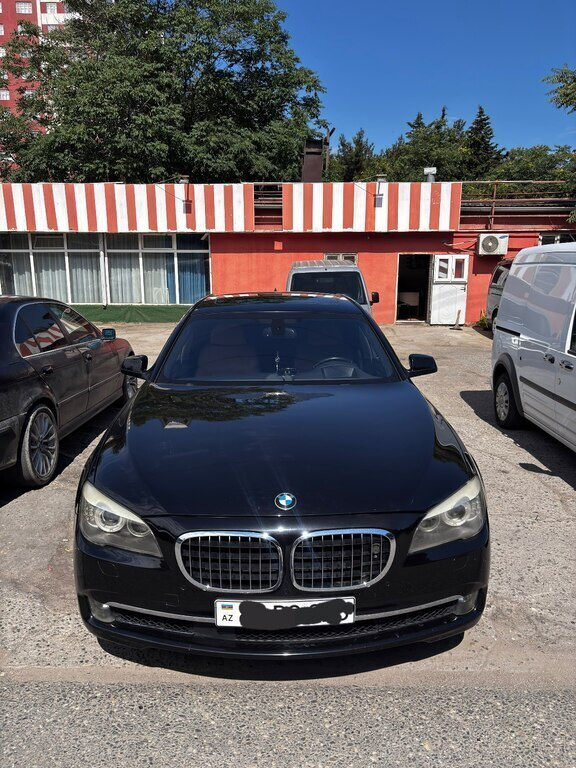 2011 BMW 750, 4.4L, 184000km - Image 1