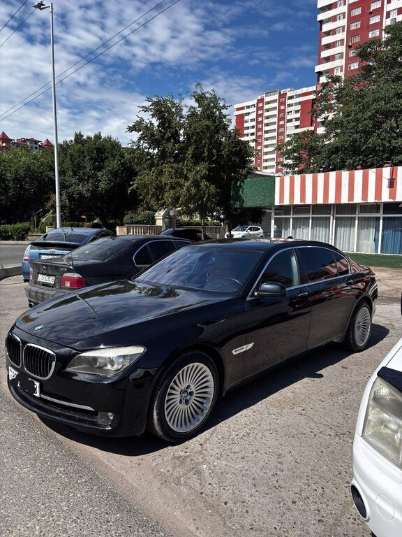 2011 BMW 750, 4.4L, 184000km - Image 2