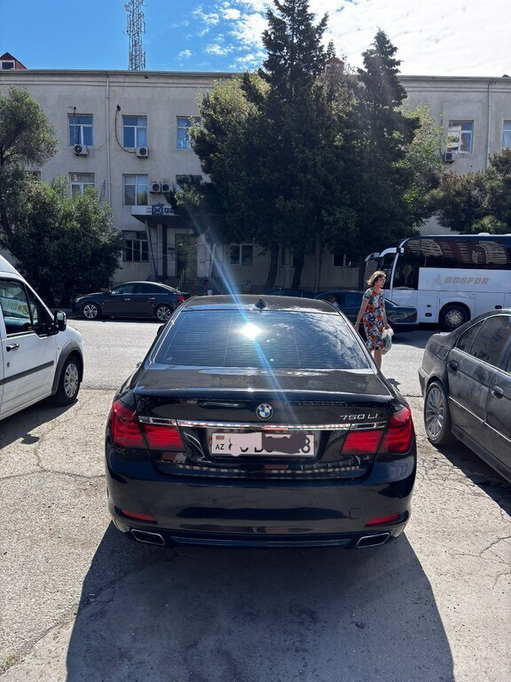 2011 BMW 750, 4.4L, 184000km - Image 3