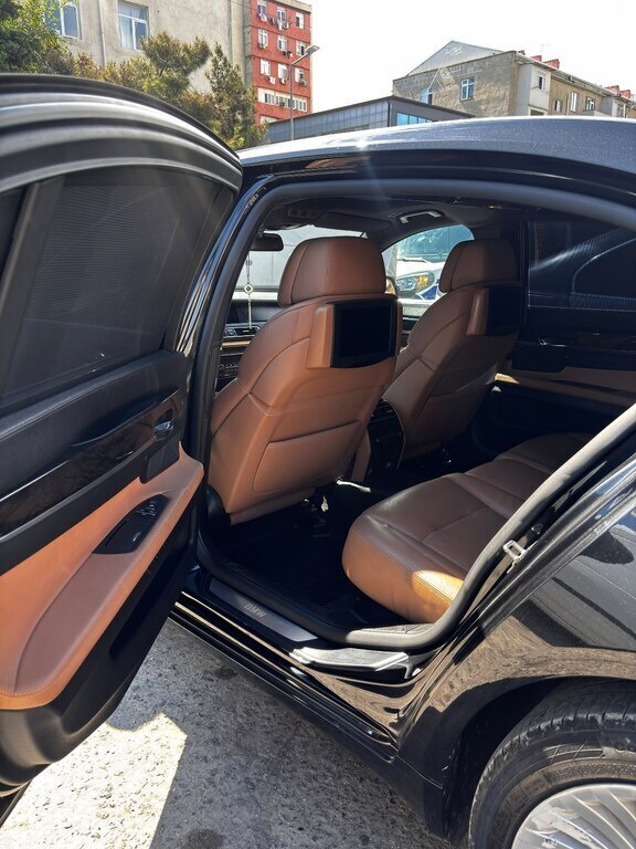 2011 BMW 750, 4.4L, 184000km - Image 4