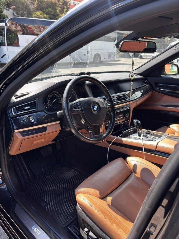 2011 BMW 750, 4.4L, 184000km - Image 5