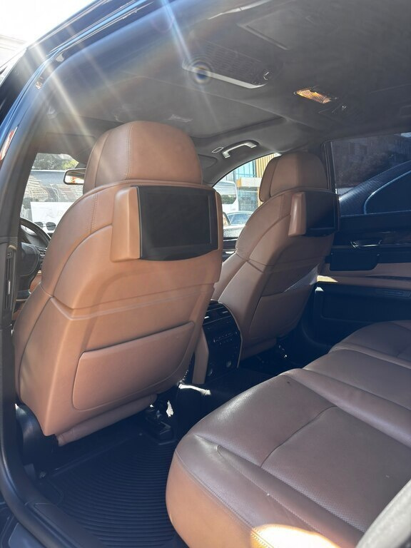 2011 BMW 750, 4.4L, 184000km - Image 8