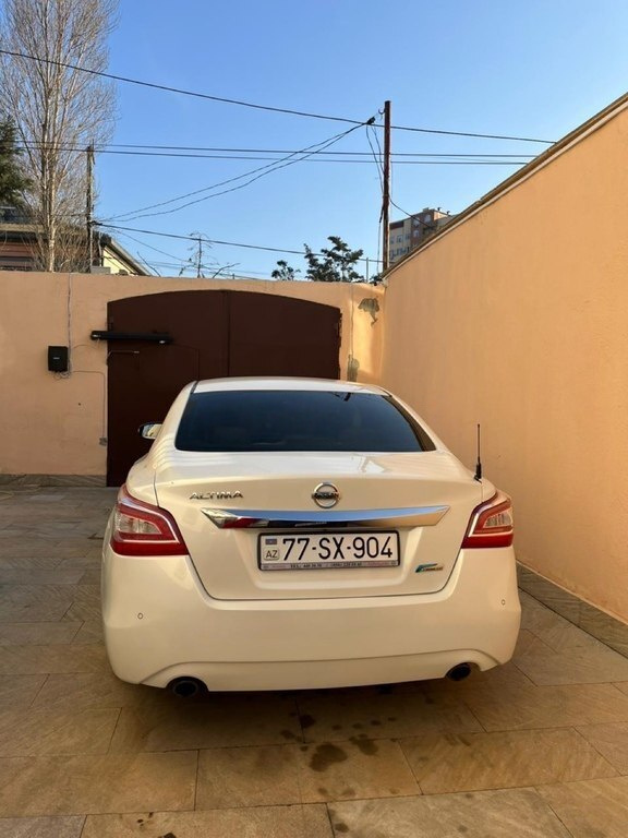 2014 Nissan Altima, 2.5L, 235000km - Image 2