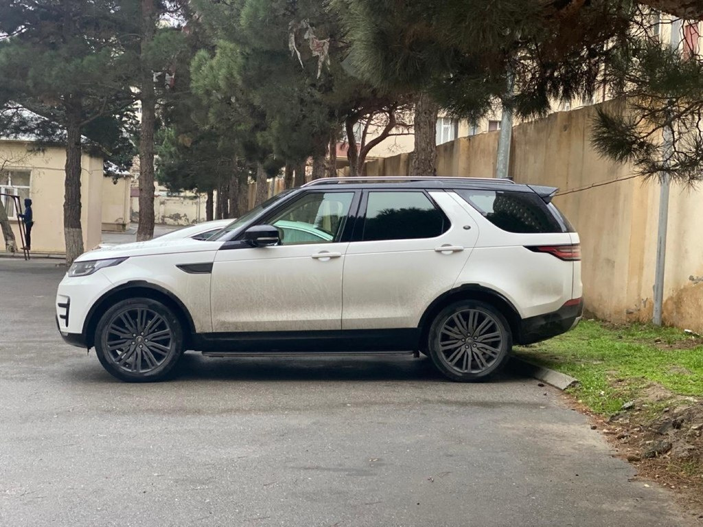 2017 Land Rover Discovery, 3.0L, 150000km - Image 2