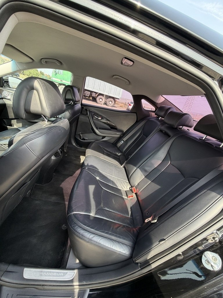 2016 Hyundai Grandeur, 2.2L, 233000km - Image 14