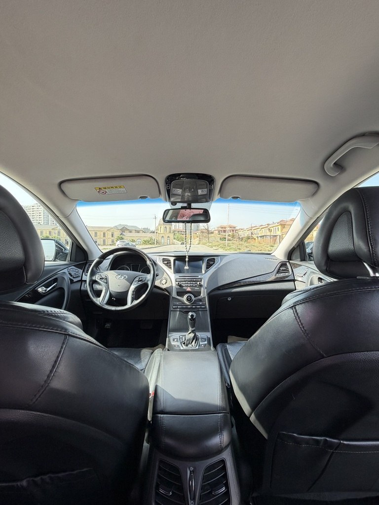 2016 Hyundai Grandeur, 2.2L, 233000km - Image 9