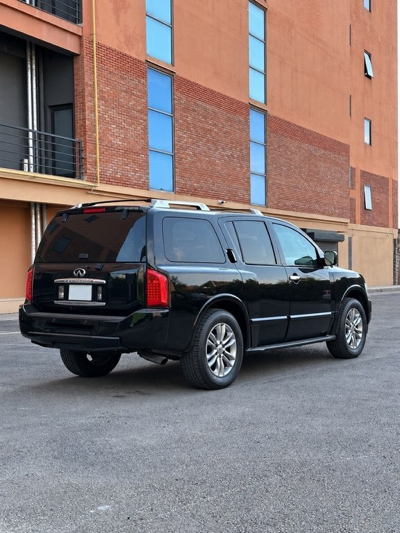 2005 Infiniti QX56, 5.6L, 207000km - Image 2