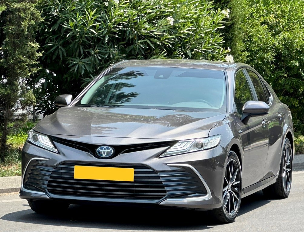 2021 Toyota Camry, 2.5L, 51000km - Image 1