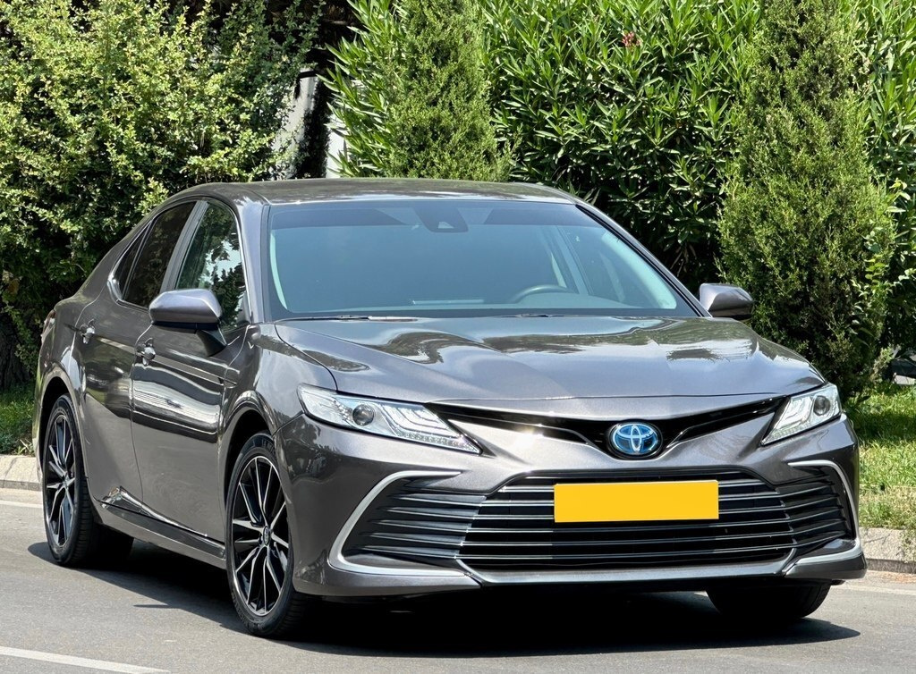 2021 Toyota Camry, 2.5L, 51000km - Image 2