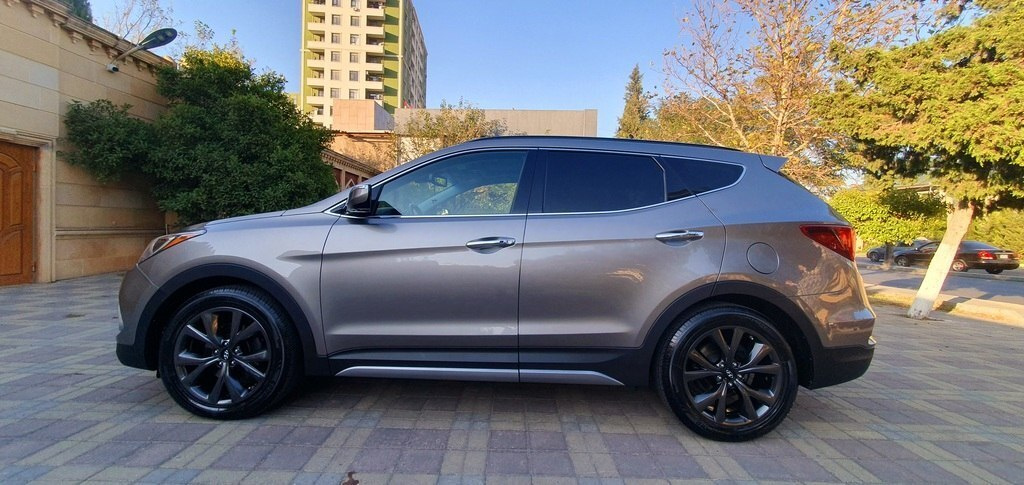 2017 Hyundai Santa Fe, 2.0L, 89000km - Image 3