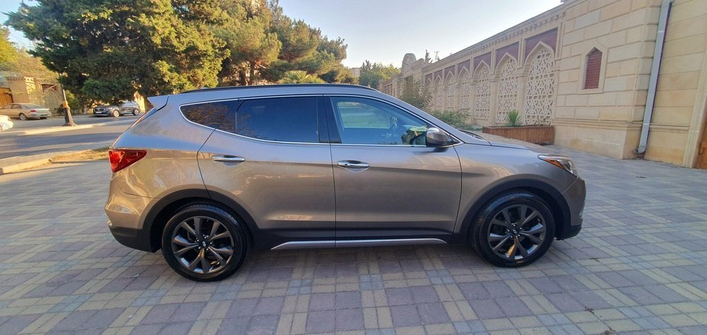 2017 Hyundai Santa Fe, 2.0L, 89000km - Image 4