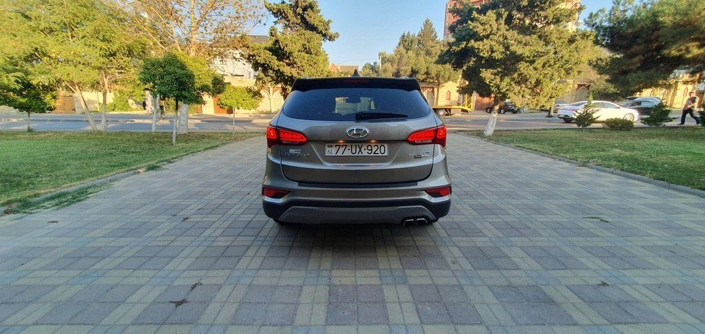 2017 Hyundai Santa Fe, 2.0L, 89000km - Image 5