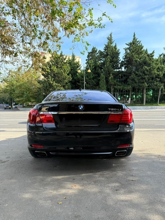 2009 BMW 740, 3.0L, 357000km - Image 2