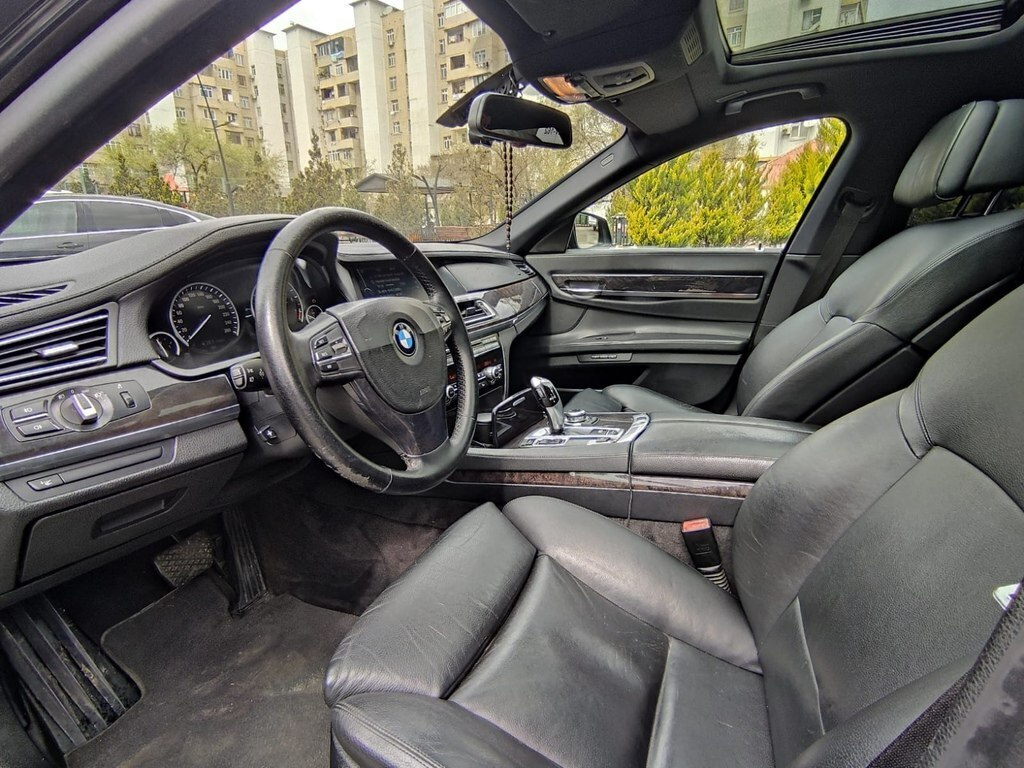 2009 BMW 740, 3.0L, 357000km - Image 11
