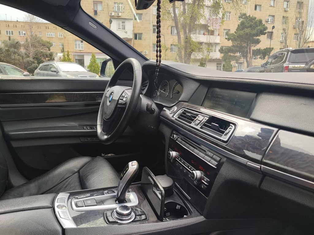 2009 BMW 740, 3.0L, 357000km - Image 12