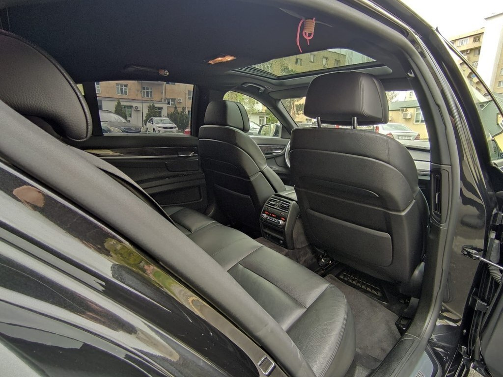 2009 BMW 740, 3.0L, 357000km - Image 13