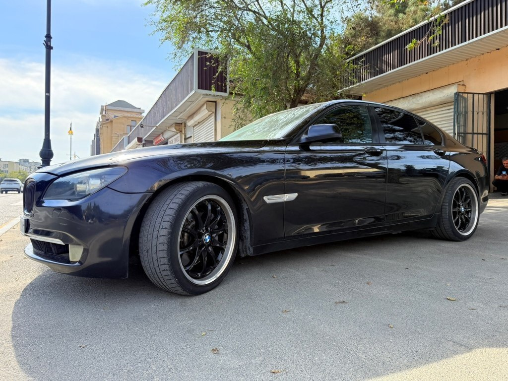 2009 BMW 740, 3.0L, 357000km - Image 4