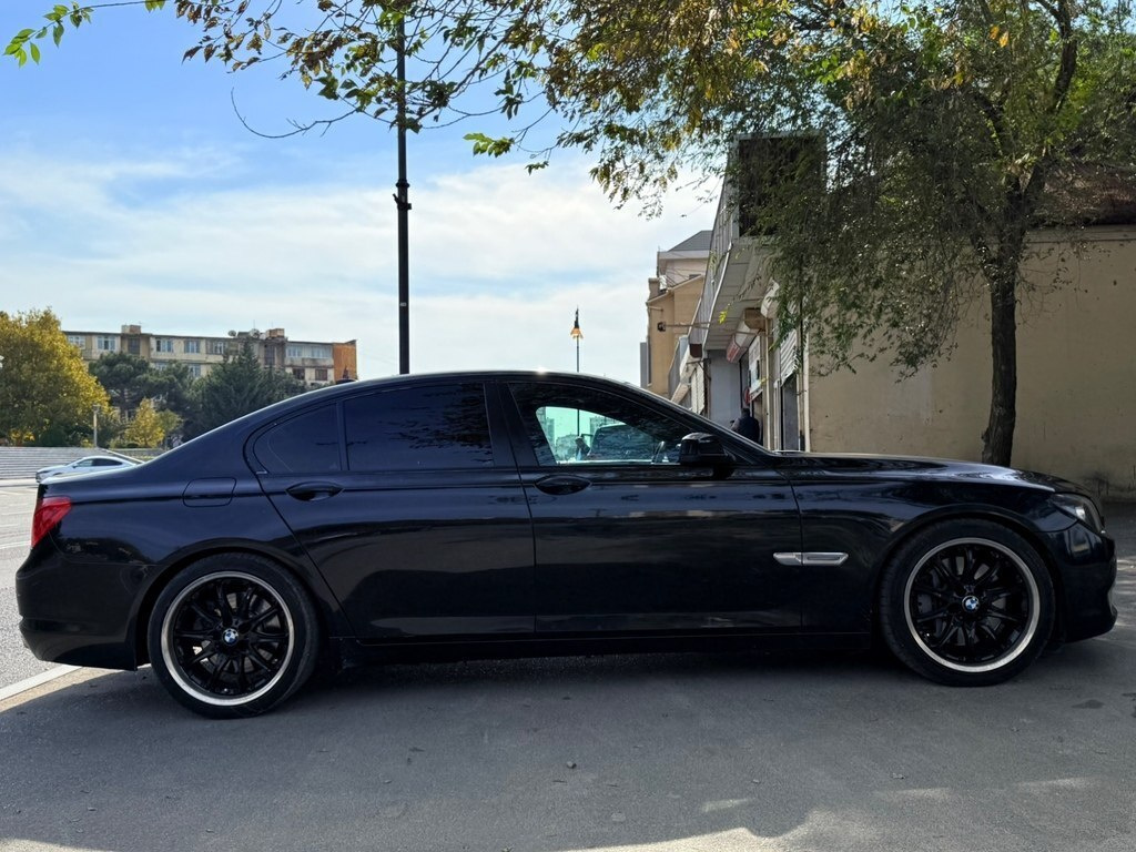 2009 BMW 740, 3.0L, 357000km - Image 5