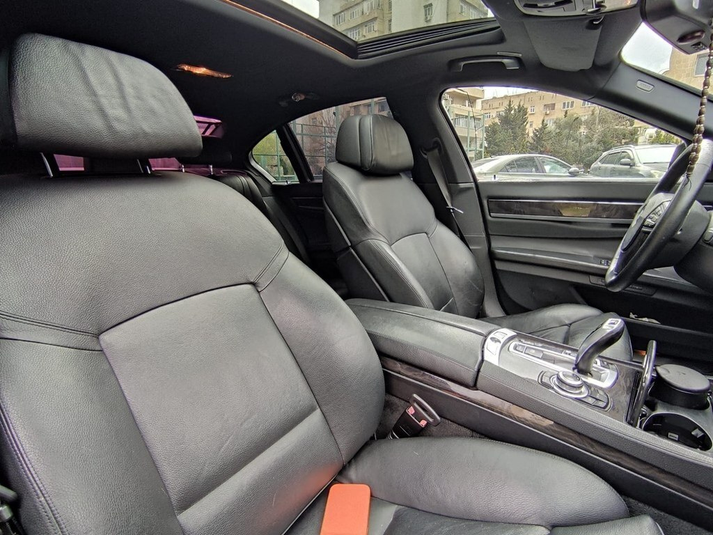 2009 BMW 740, 3.0L, 357000km - Image 6