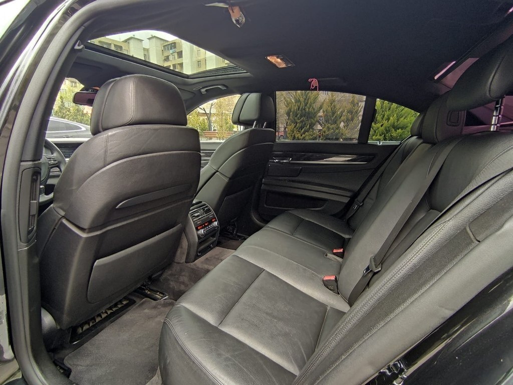 2009 BMW 740, 3.0L, 357000km - Image 7