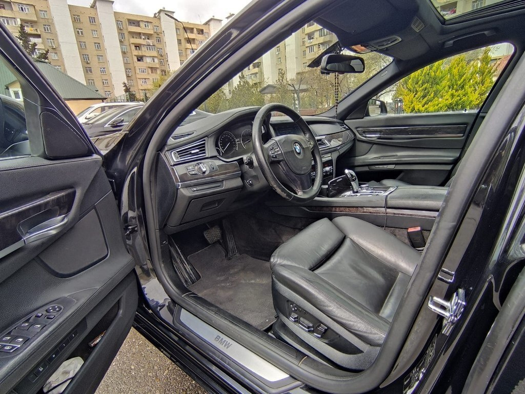 2009 BMW 740, 3.0L, 357000km - Image 9