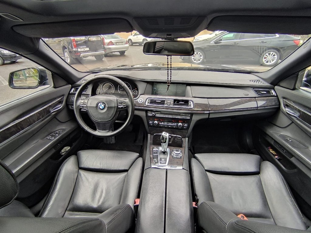 2009 BMW 740, 3.0L, 357000km - Image 10