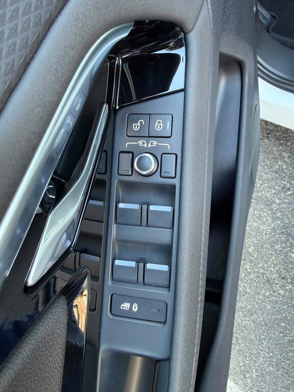 2020 Land Rover RR Evoque, 2.0L, 72000km - Image 5
