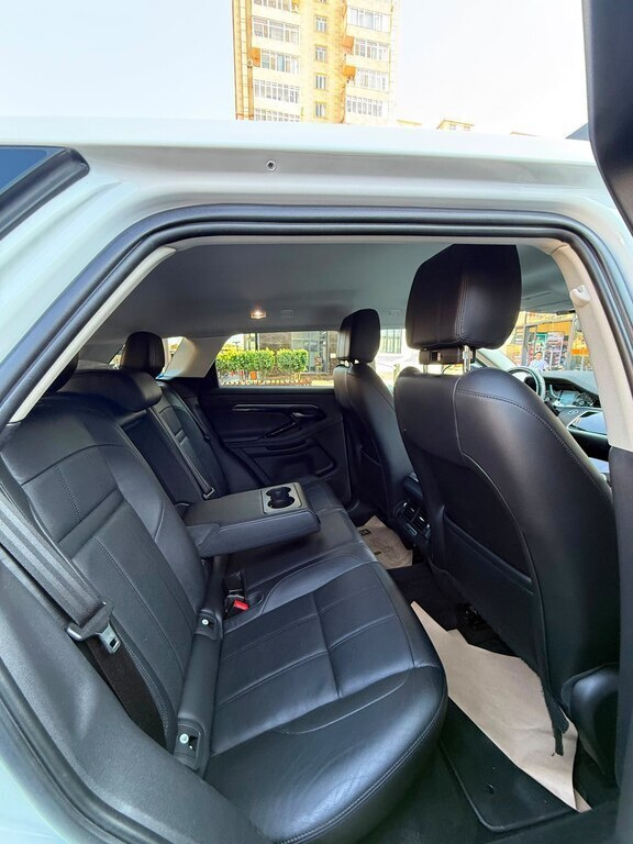 2020 Land Rover RR Evoque, 2.0L, 72000km - Image 7