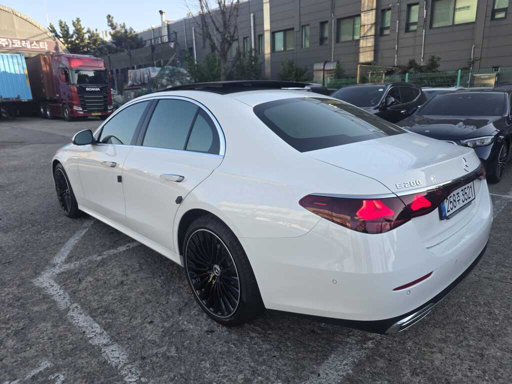 2025 Mercedes E 200, 2.0L, 40000km - Image 2