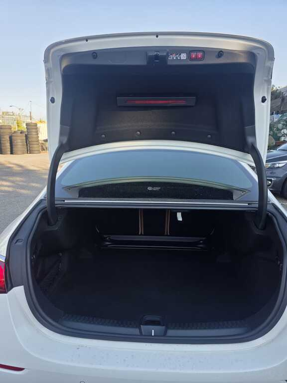 2025 Mercedes E 200, 2.0L, 40000km - Image 13