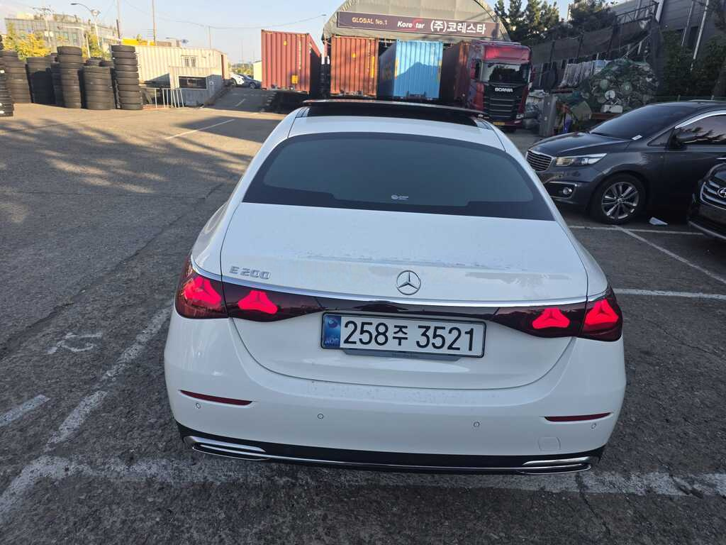 2025 Mercedes E 200, 2.0L, 40000km - Image 3