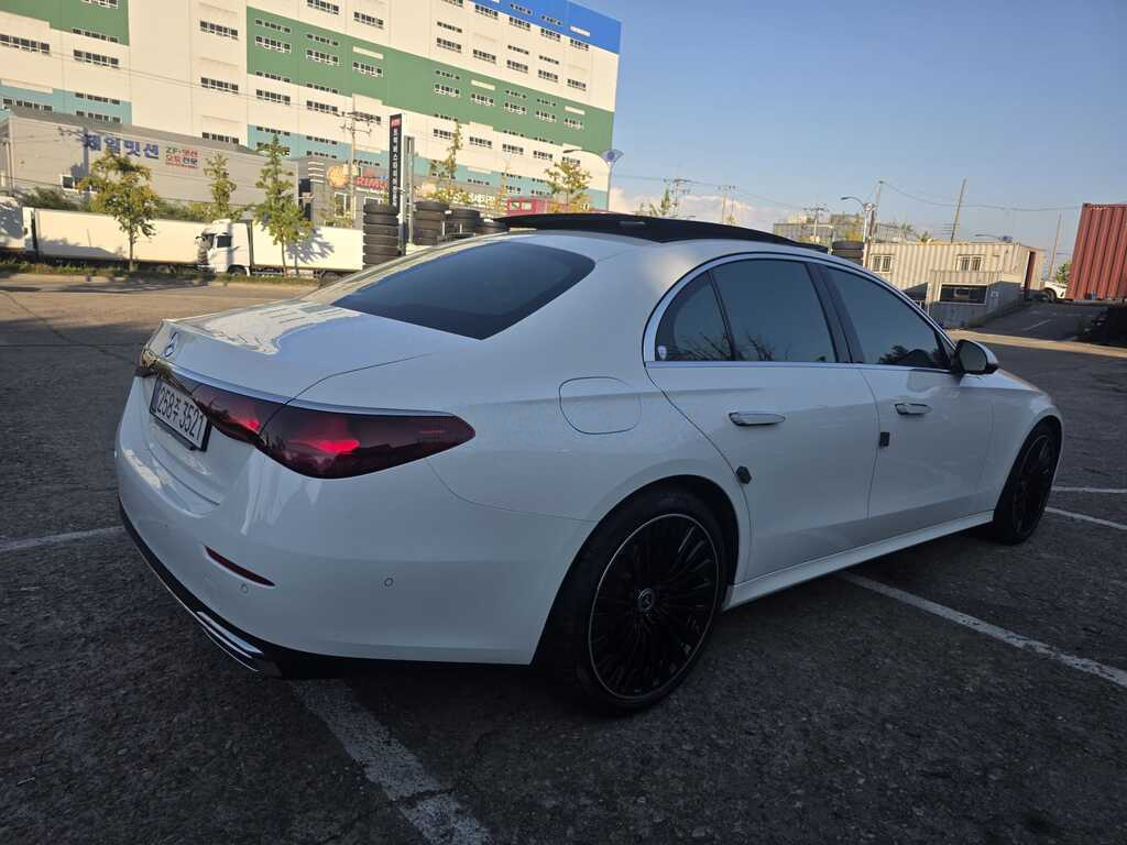 2025 Mercedes E 200, 2.0L, 40000km - Image 4