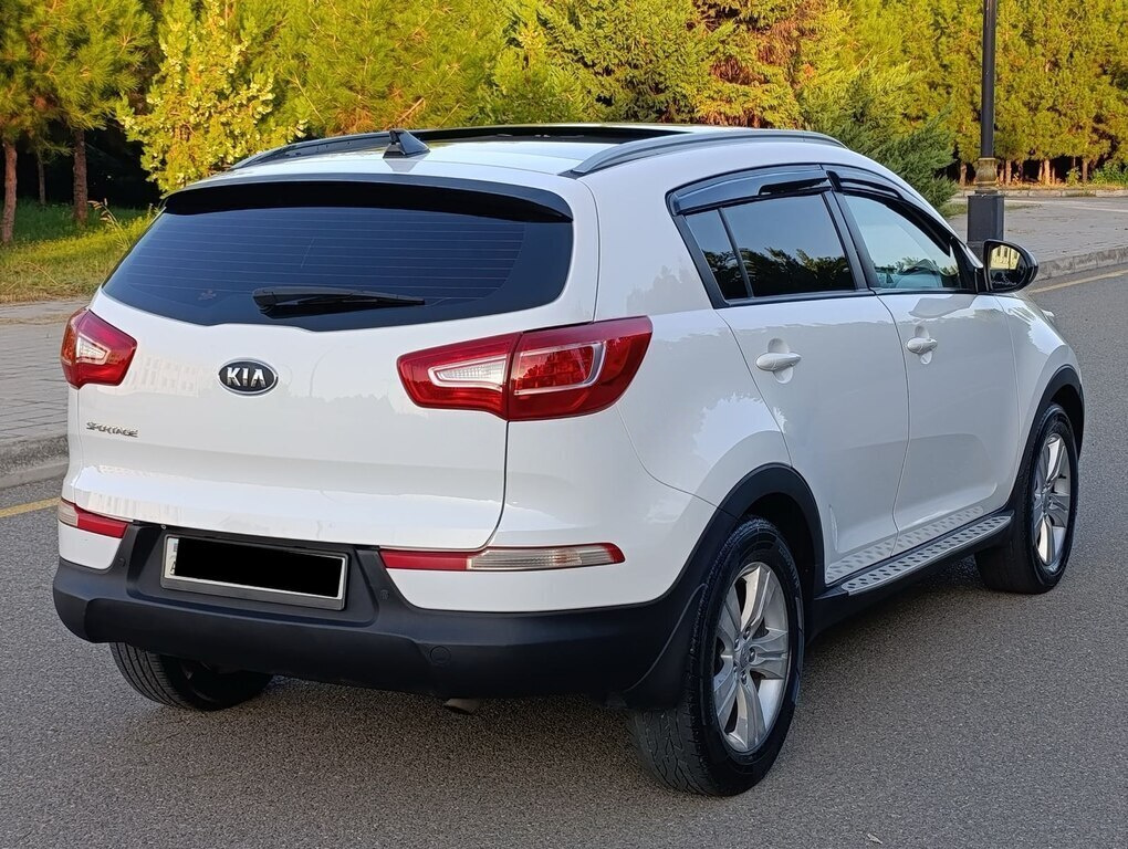 2011 Kia Sportage, 2.0L, 180000km - Image 5