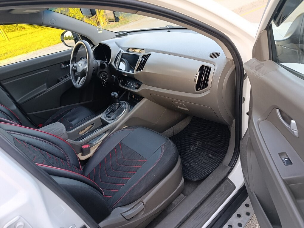 2011 Kia Sportage, 2.0L, 180000km - Image 9