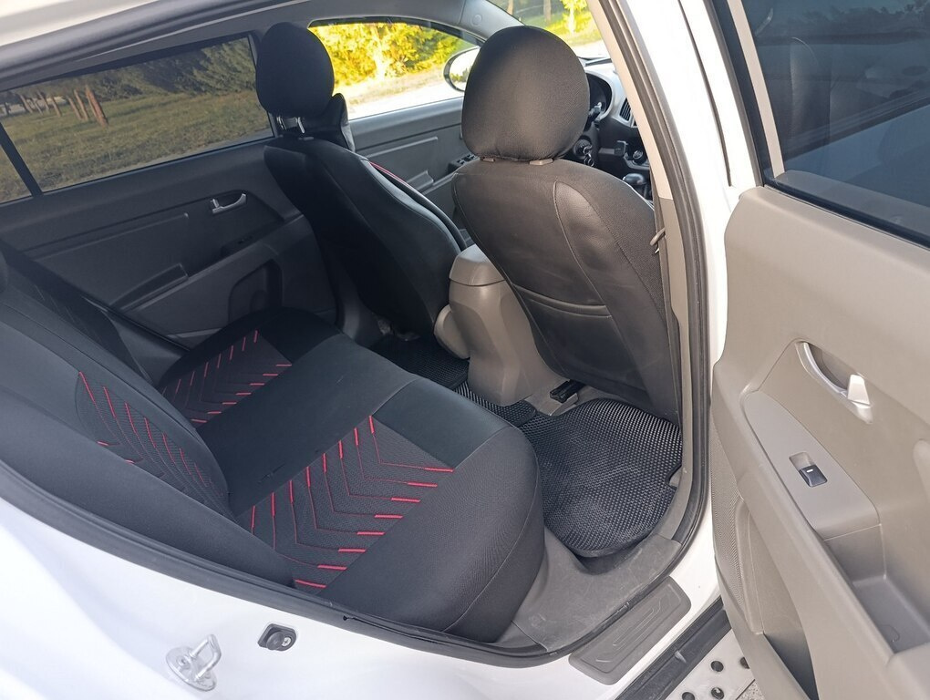 2011 Kia Sportage, 2.0L, 180000km - Image 10