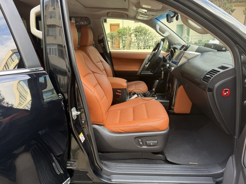 2014 Toyota Land Cruiser Prado, 2.7L, 159000km - Image 9