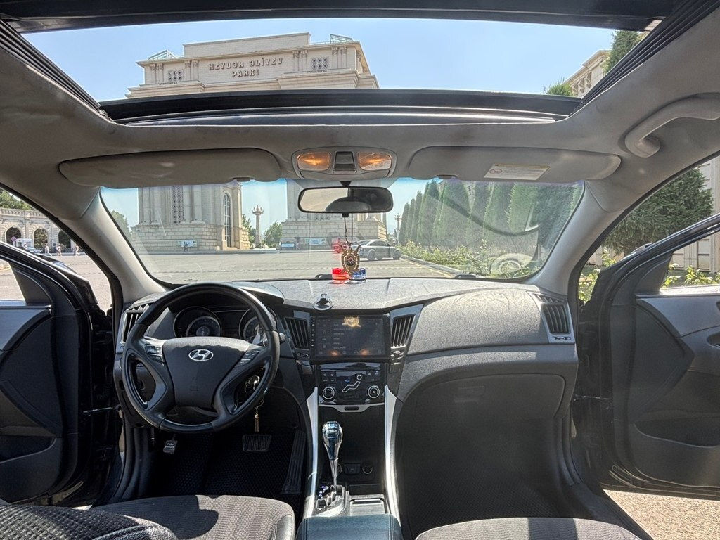 2011 Hyundai Sonata, 2.4L, 228000km - Image 9